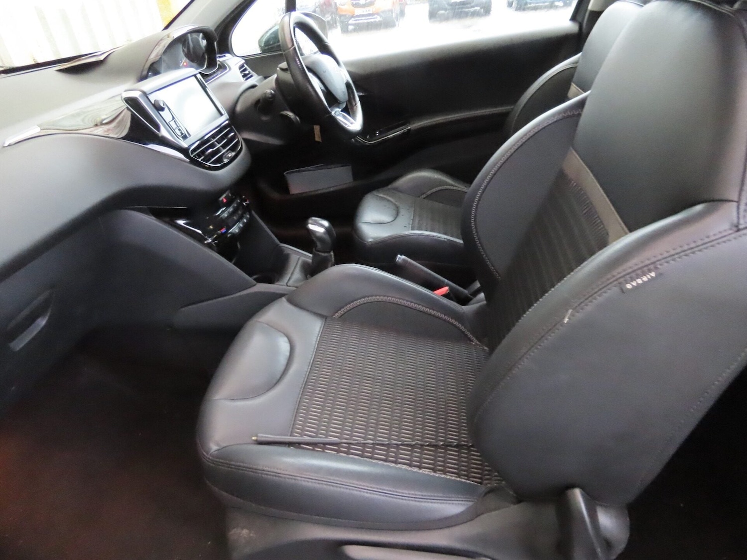Used Peugeot 208 2012 for sale - 76969859: Photo 11