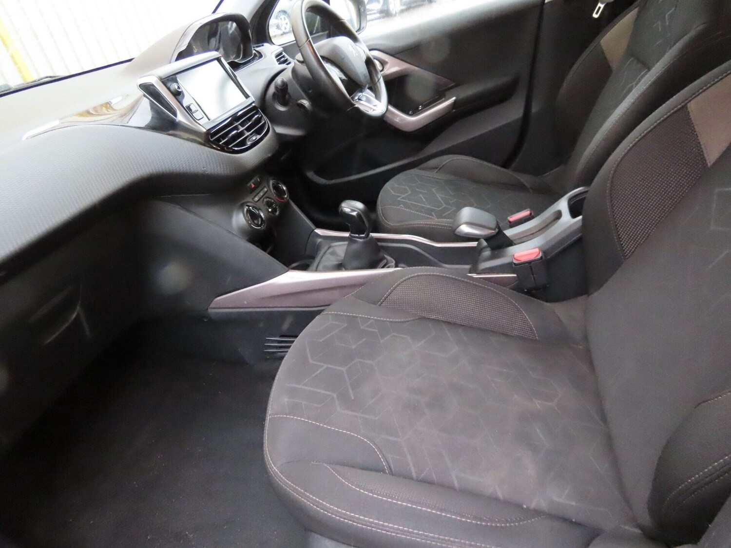 Used Peugeot 2008 2015 for sale - 77351322: Photo 11