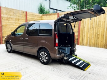 2013 (13) - 2 Seat Wheelchair Accessible Disabled Access Vehicle WAV 5-Door