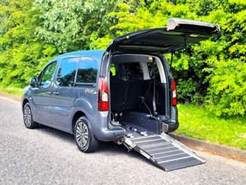 2015 (15) - 5 Seat Wheelchair Accessible Vehicle with Access Ramp 5-Door