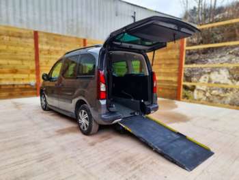 2016 (16) - 3 Seat Auto Wheelchair Accessible Disabled Access Vehicle WAV 5-Door