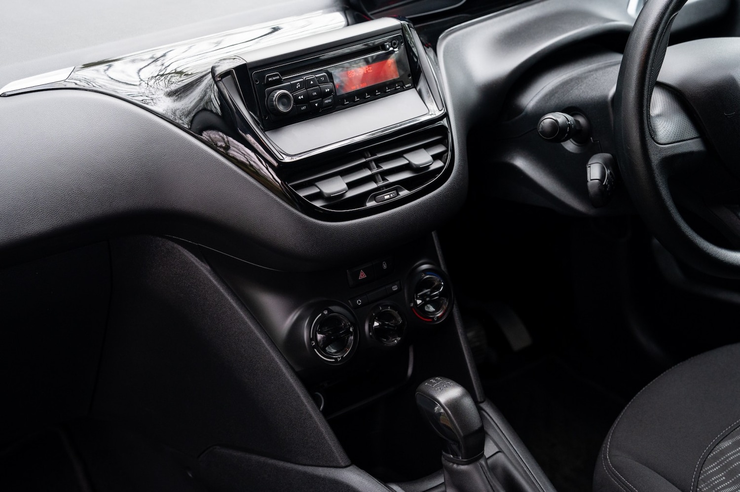 Used Peugeot 208 2014 for sale - 77968670: Photo 26