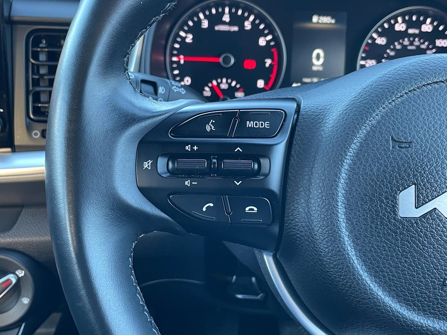 Used Kia Stonic 2022 for sale - 76592737: Photo 37