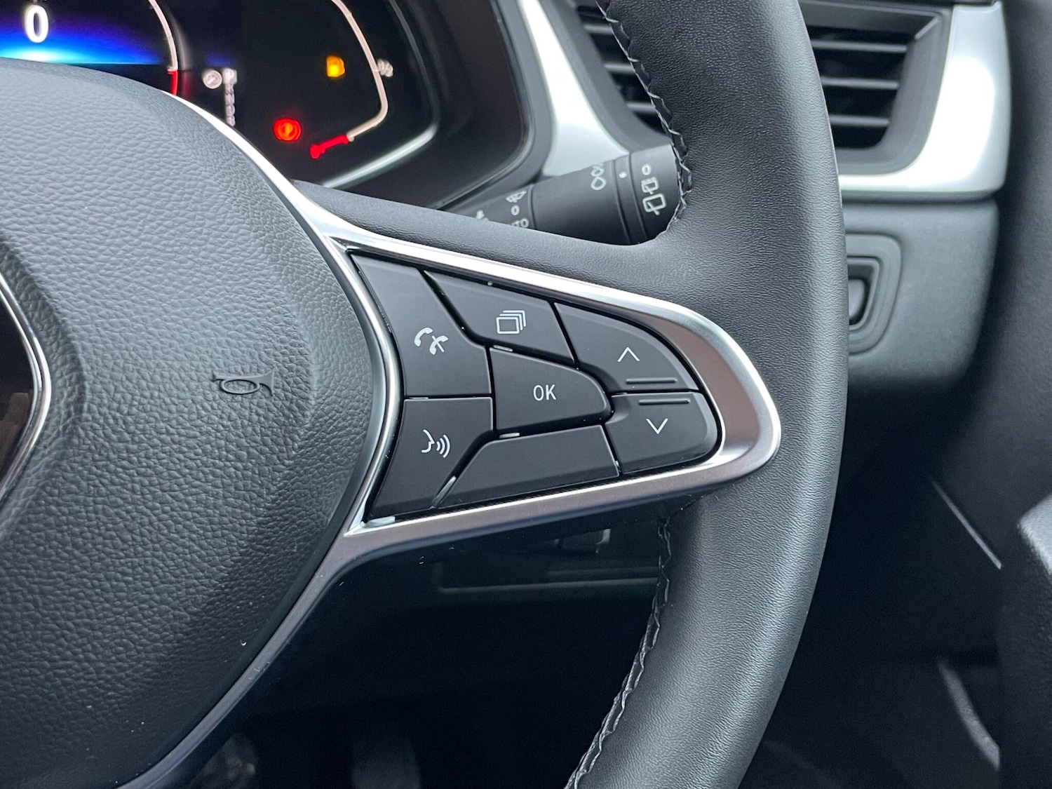 Used Renault Captur 2023 for sale - 77538070: Photo 40