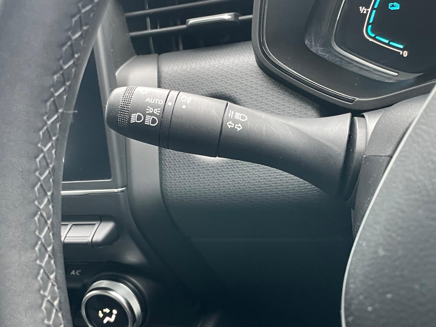 Used Renault Clio for sale - 77597863: Photo 40