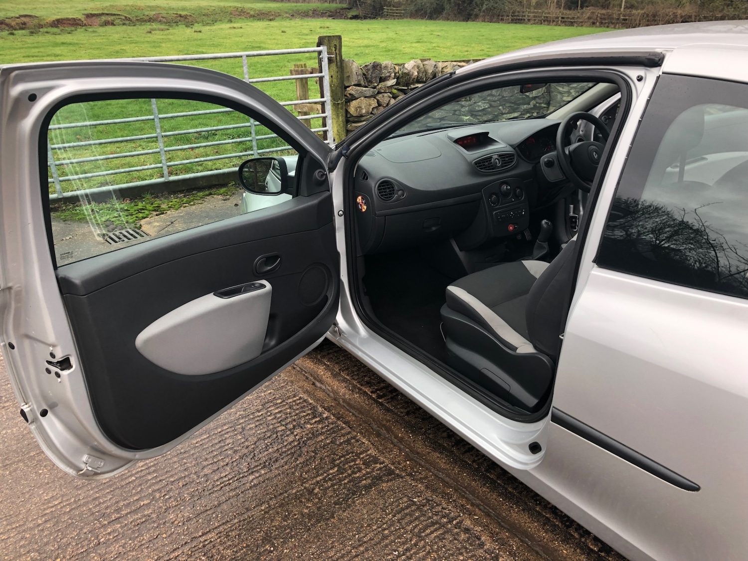 Used Renault Clio 2011 for sale - 77296905: Photo 14