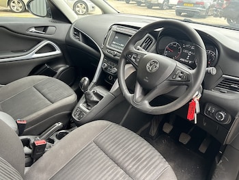 Used Vauxhall Zafira Tourer 2017 for sale - 76232383: Photo 2