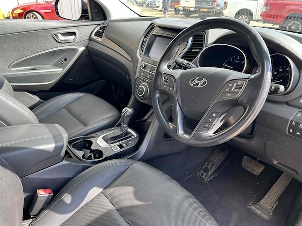 Used Hyundai Santa Fe 2017 for sale - 76106368: Photo 2