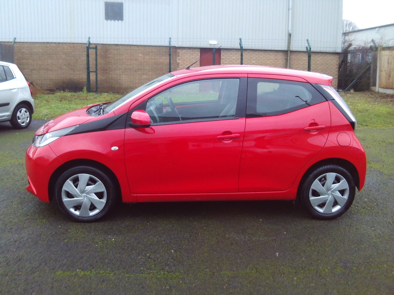 Used Toyota AYGO 2017 for sale - 76969811: Photo 4