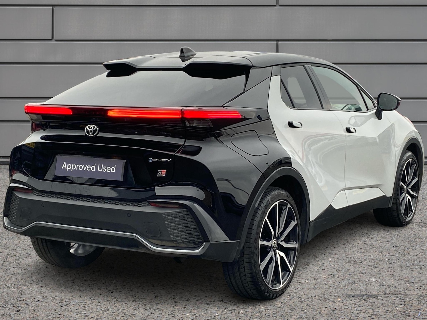 Used Toyota C-HR 2024 for sale - 76110810: Photo 2