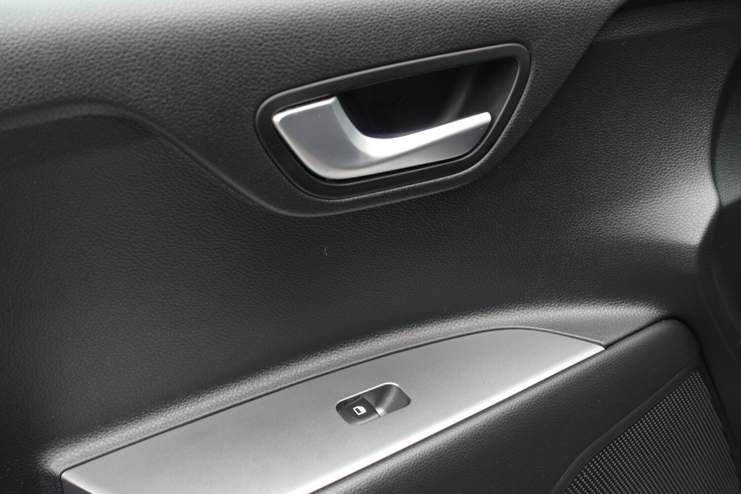 Used Kia Stonic 2023 for sale - 76720370: Photo 23