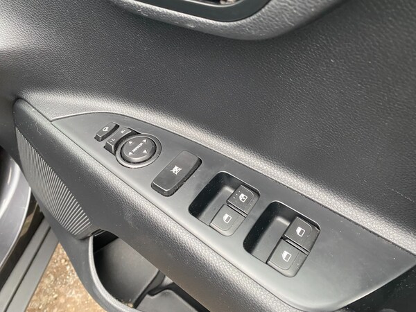 Used Kia Stonic 2018 for sale - 76198749: Photo 9