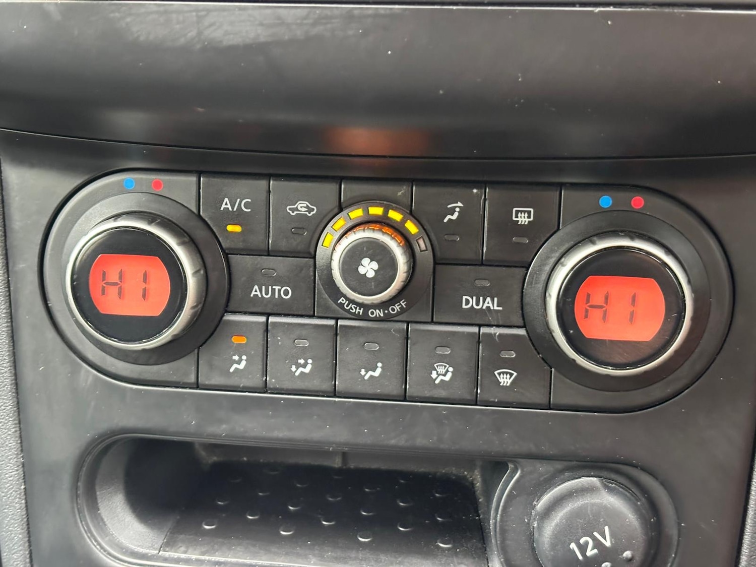 Used Nissan Qashqai 2011 for sale - 77640449: Photo 20