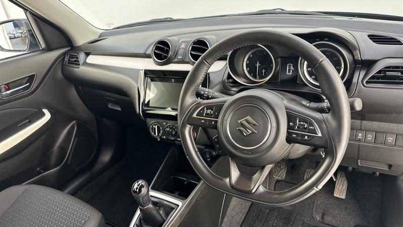 Used Suzuki Swift 2023 for sale - 76919955: Photo 2