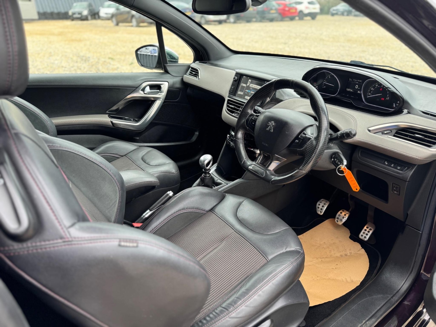 Used Peugeot 208 2014 for sale - 76867029: Photo 15