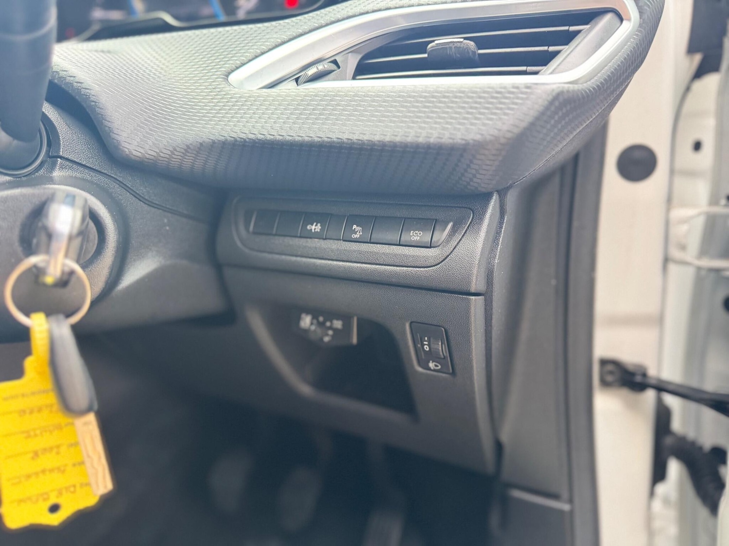 Used Peugeot 2008 2015 for sale - 76607466: Photo 32