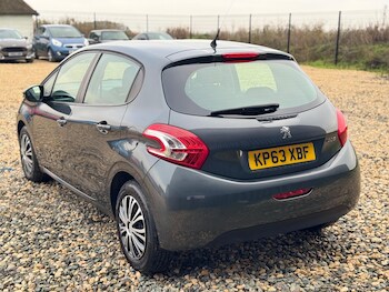 Used Peugeot 208 2014 for sale - 77230312: Photo
