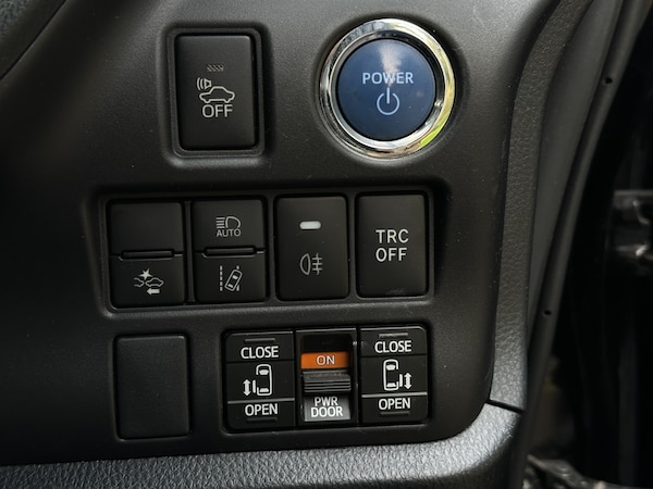 Used Toyota Voxy 2018 for sale - 76092275: Photo 29