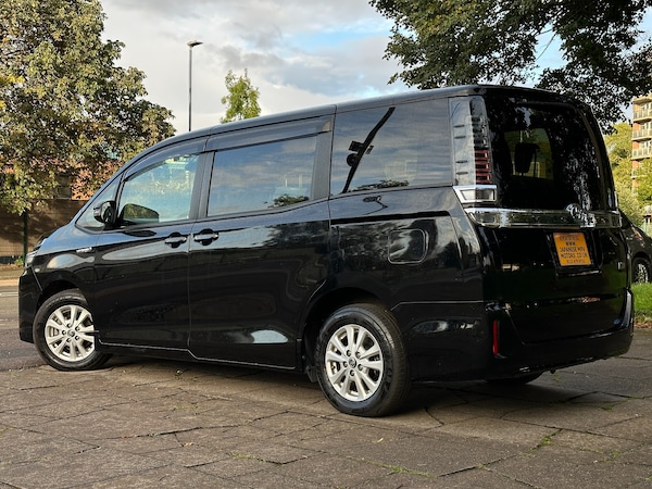 Used Toyota Voxy 2018 for sale - 76092275: Photo 2
