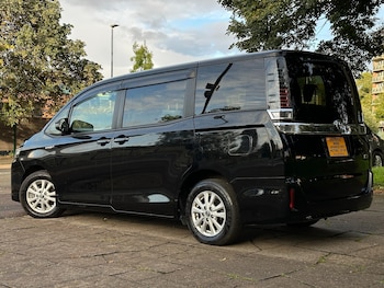 Used Toyota Voxy 2018 for sale - 76092275: Photo