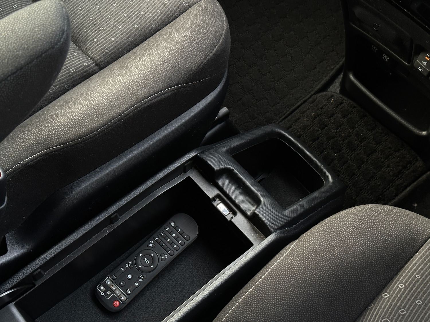 Used Toyota Voxy 2018 for sale - 76092275: Photo 32