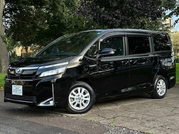 Used Toyota Voxy 2018 for sale - 76092275: Photo