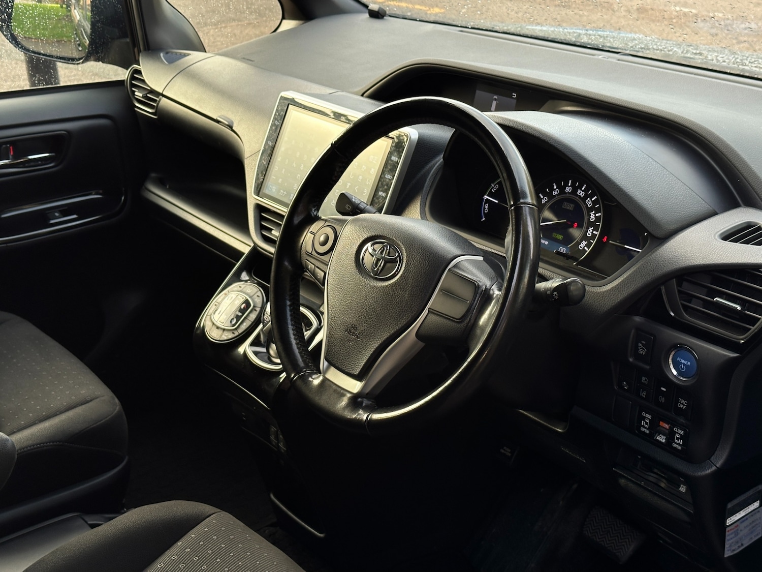 Used Toyota Voxy 2018 for sale - 76092275: Photo 5