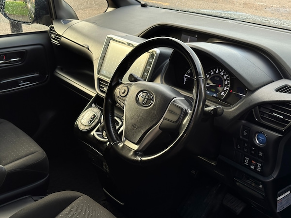 Used Toyota Voxy 2018 for sale - 76092275: Photo 5