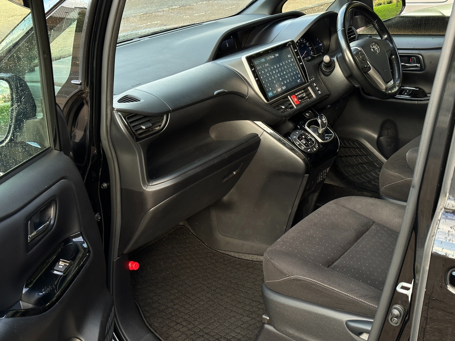 Used Toyota Voxy 2018 for sale - 76092275: Photo 8