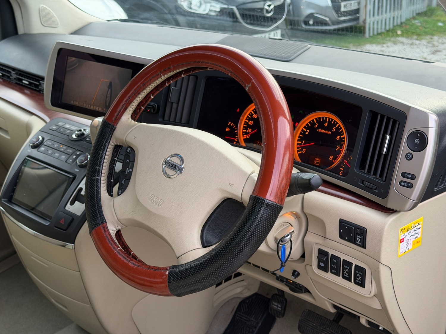 Used Nissan Elgrand 2006 for sale - 76545501: Photo 11