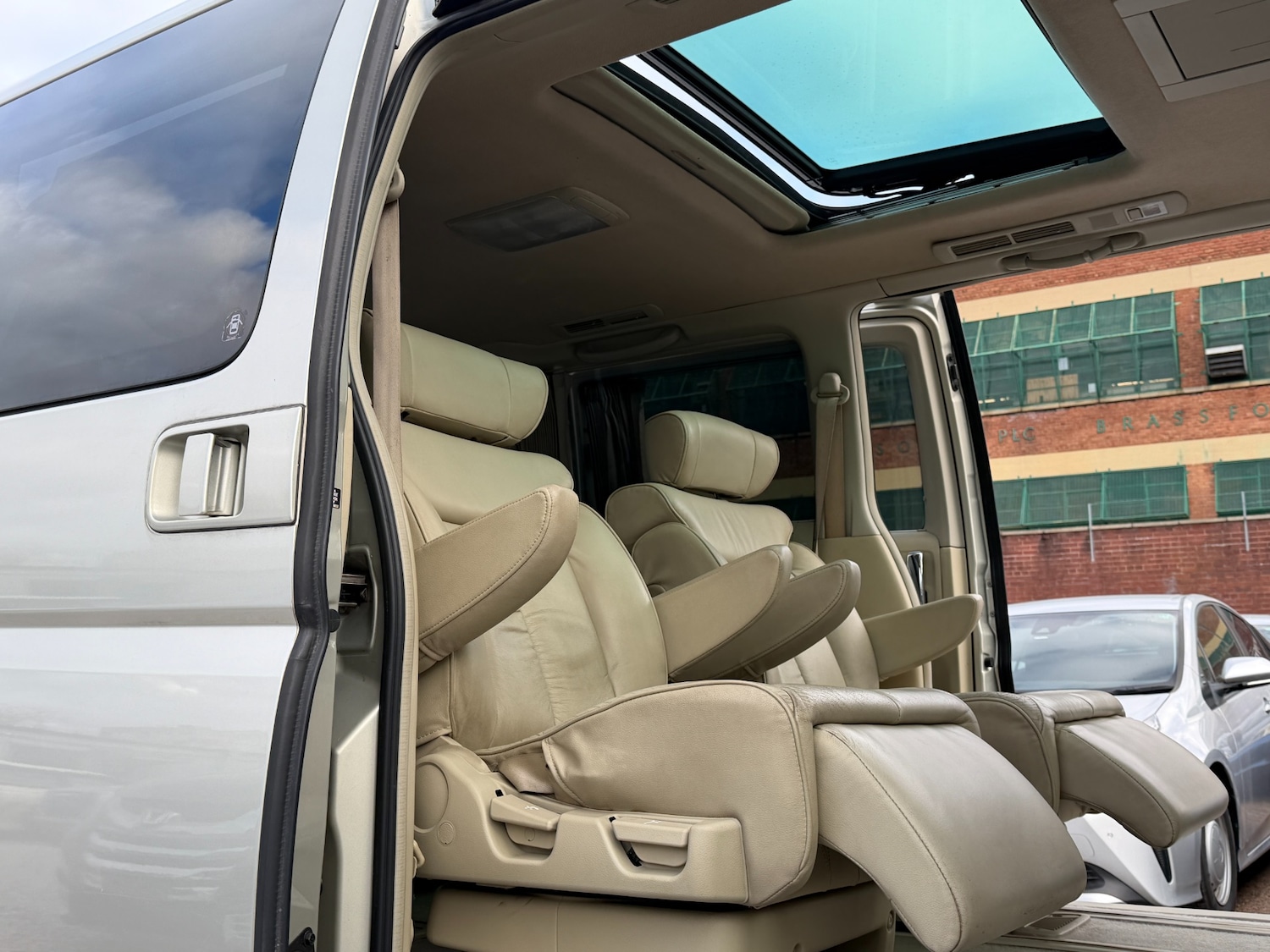 Used Nissan Elgrand 2006 for sale - 76545501: Photo 18