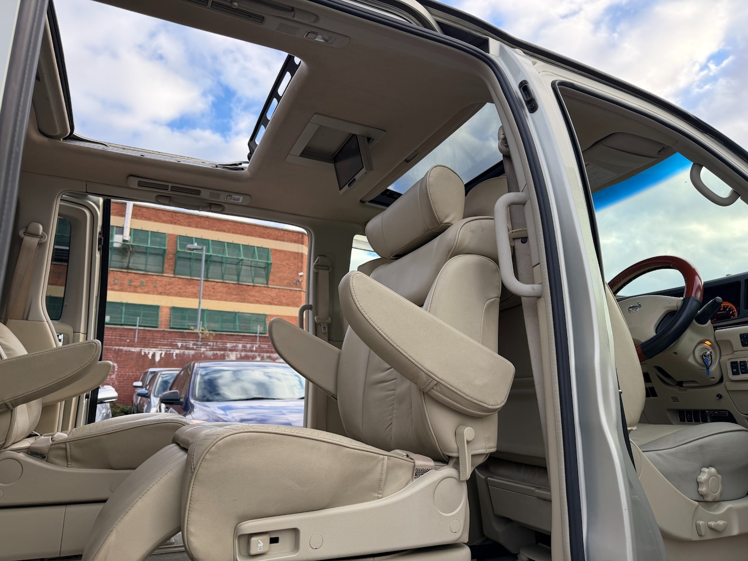 Used Nissan Elgrand 2006 for sale - 76545501: Photo 22