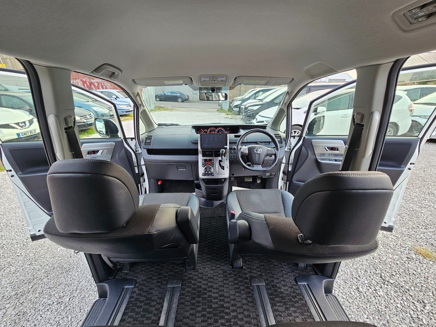 Used Toyota Voxy 2013 for sale - 77235383: Photo 15
