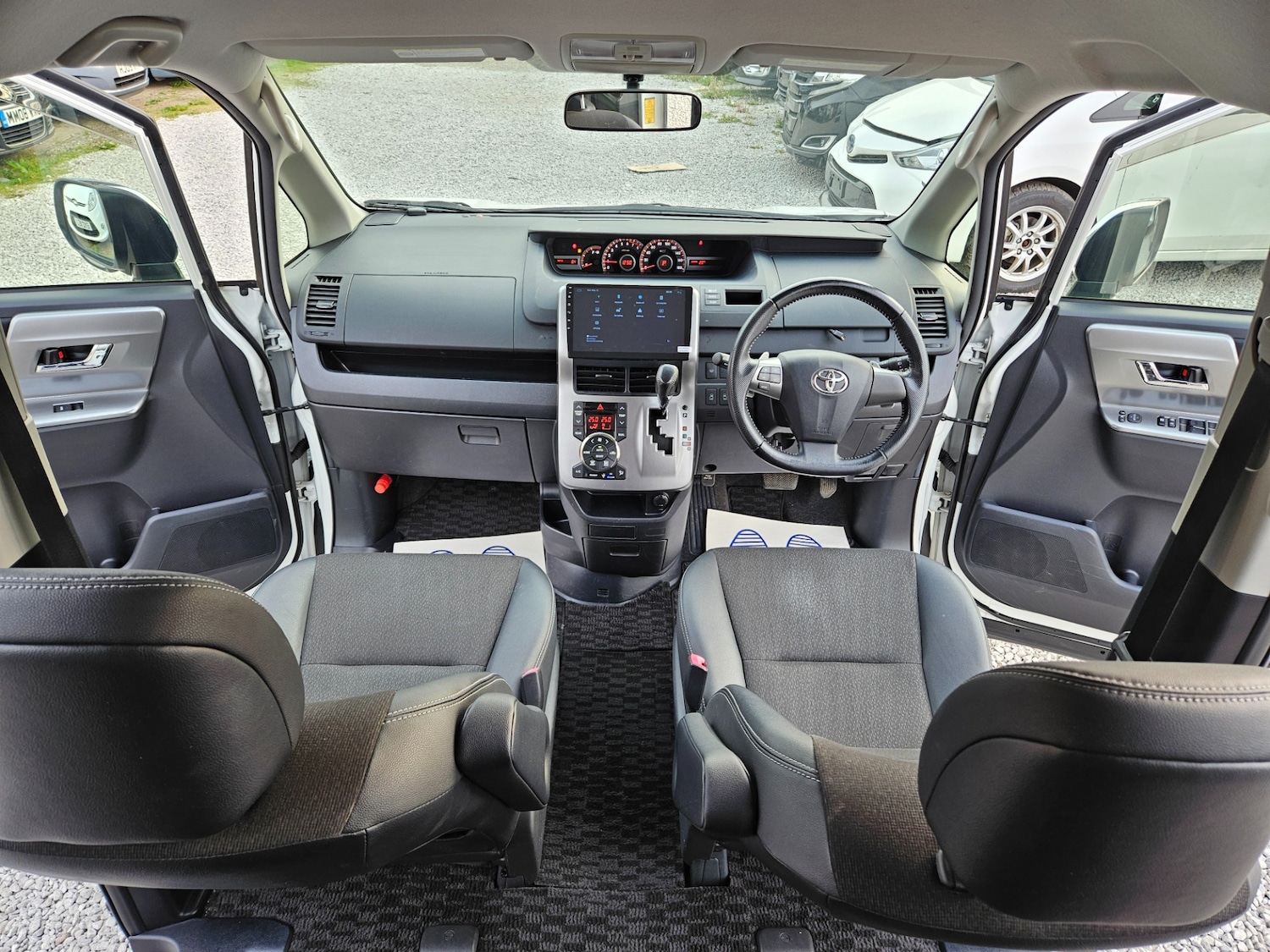 Used Toyota Voxy 2013 for sale - 77235383: Photo 16