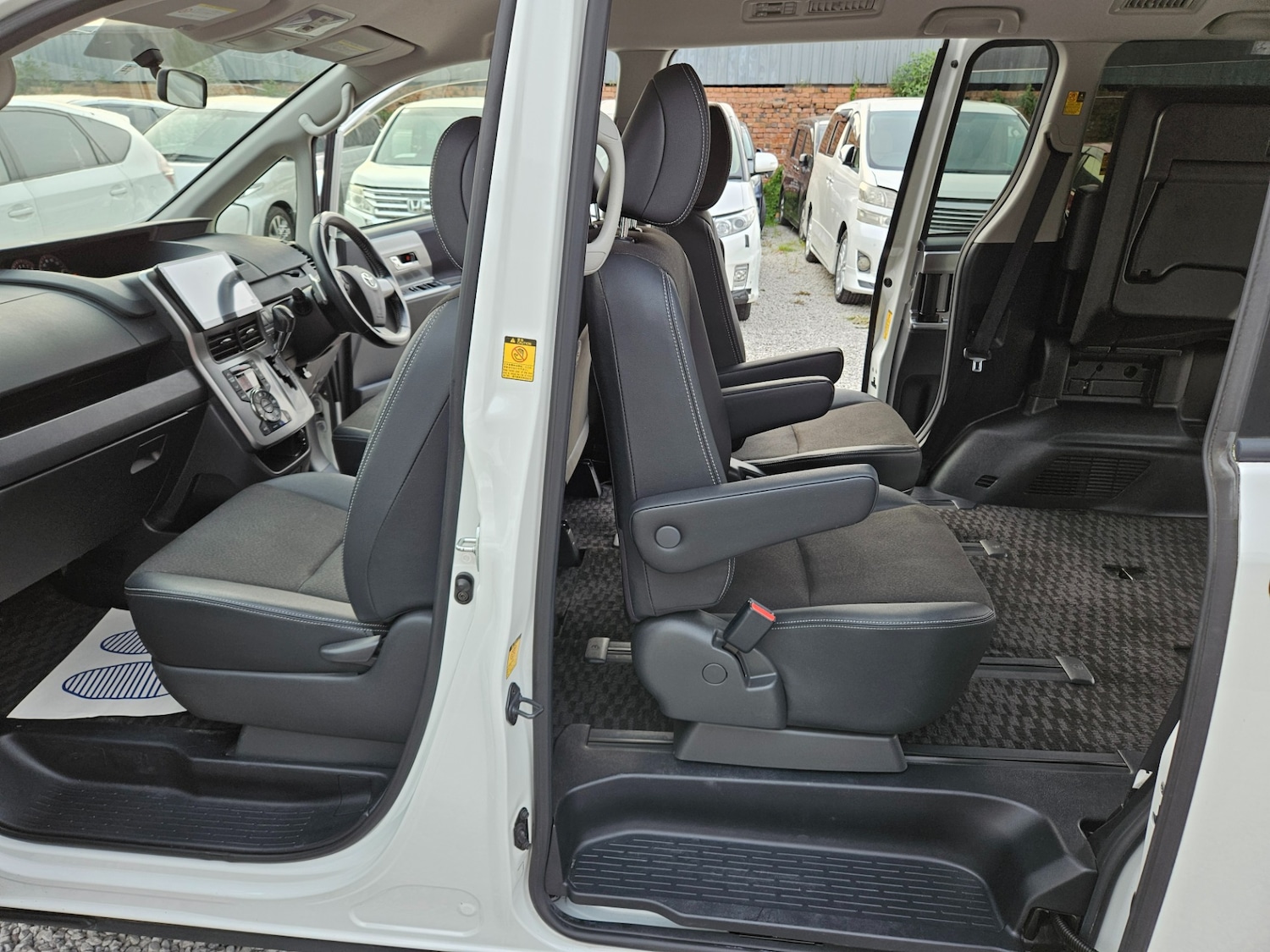 Used Toyota Voxy 2013 for sale - 77235383: Photo 19