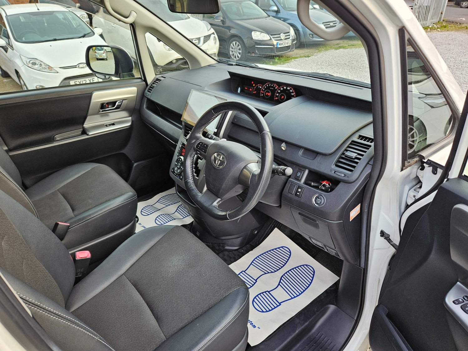 Used Toyota Voxy 2013 for sale - 77235383: Photo 3