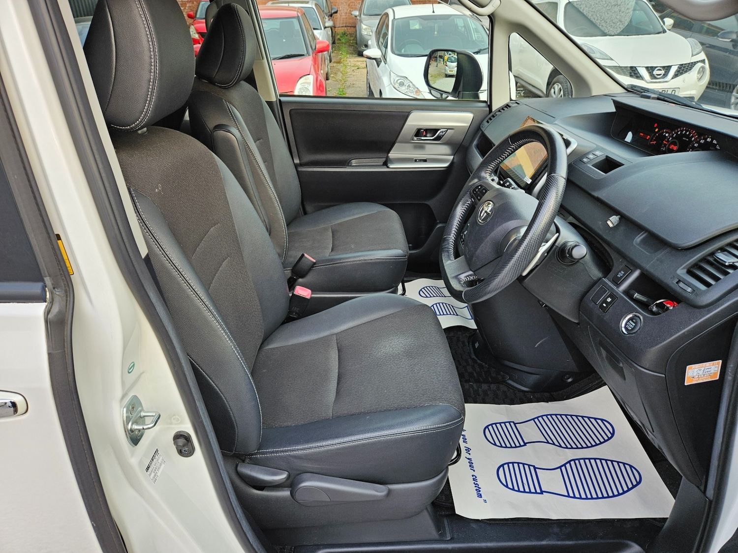 Used Toyota Voxy 2013 for sale - 77235383: Photo 4