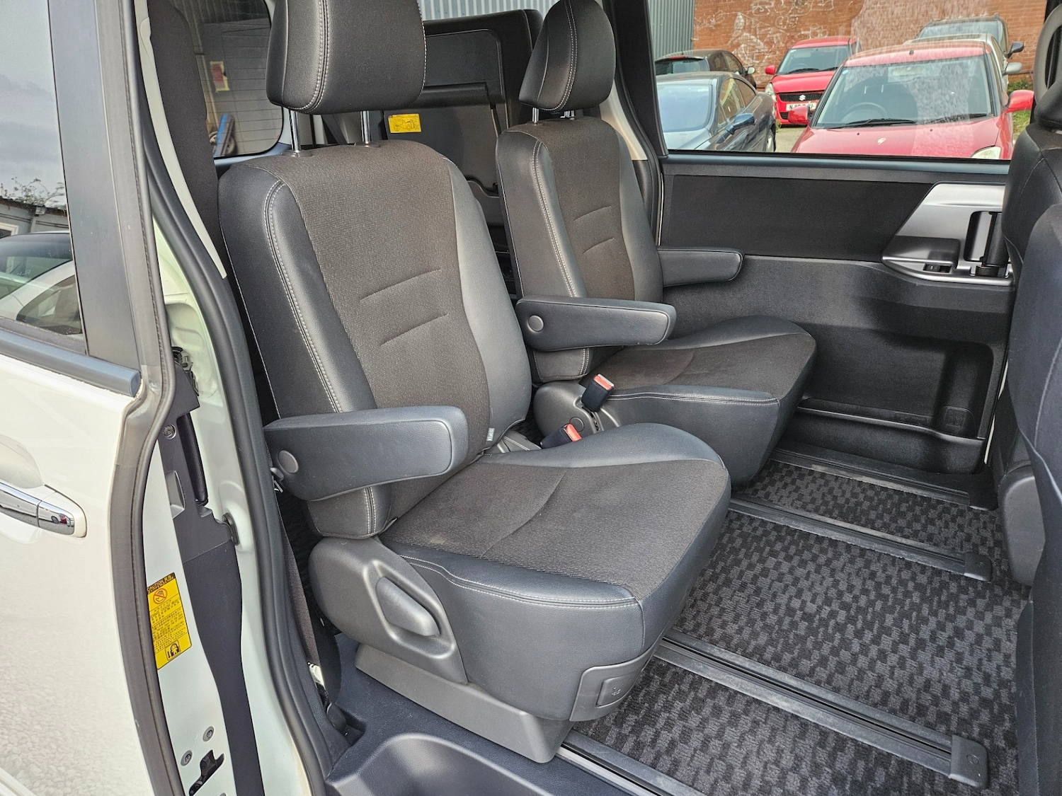 Used Toyota Voxy 2013 for sale - 77235383: Photo 7