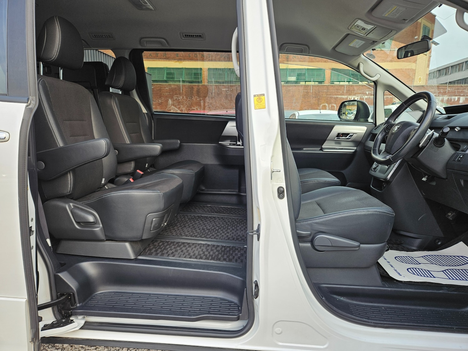 Used Toyota Voxy 2013 for sale - 77235383: Photo 8