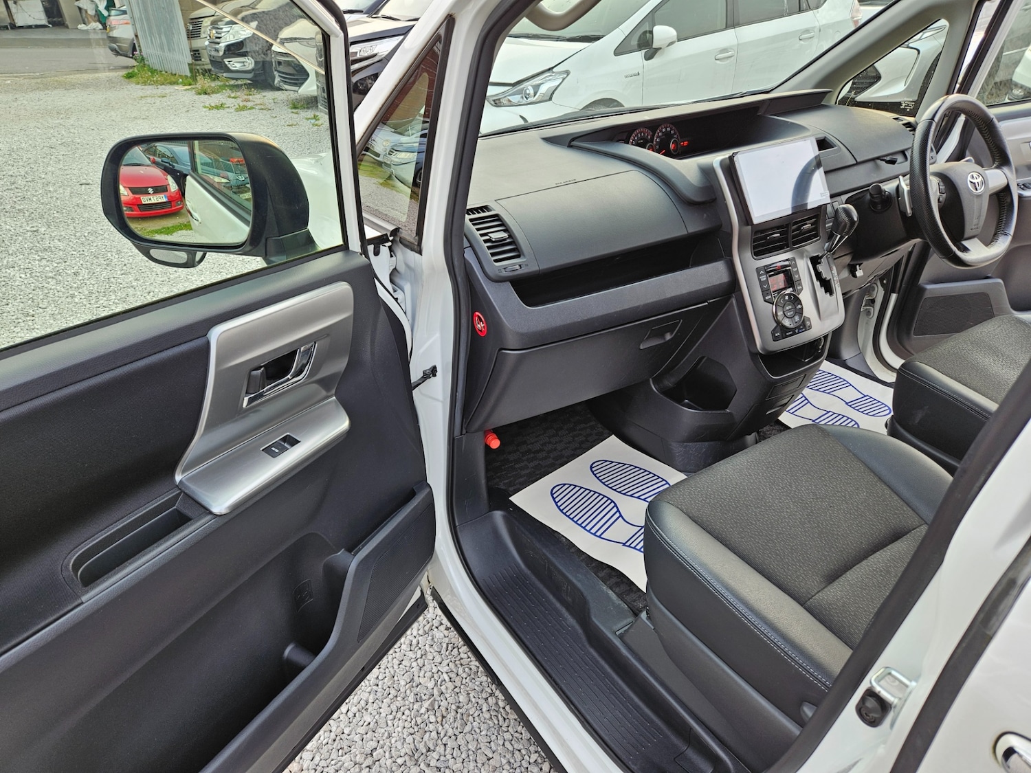 Used Toyota Voxy 2013 for sale - 77235383: Photo 9