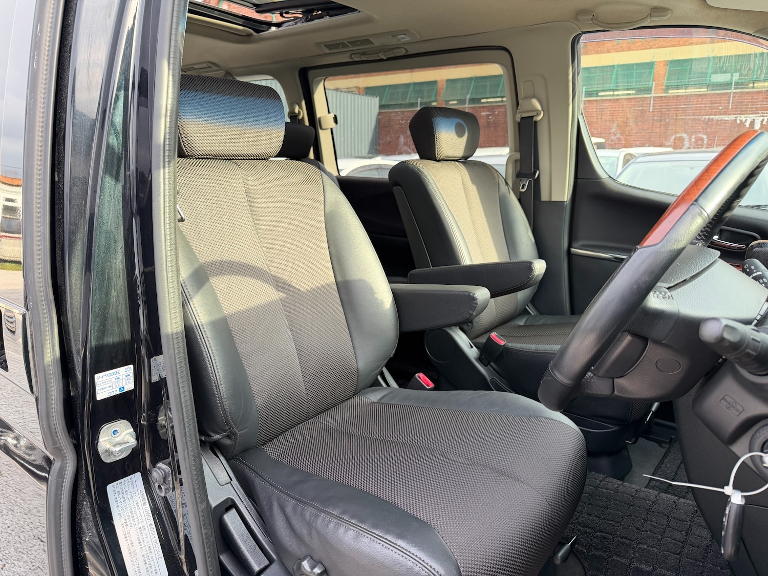 Used Nissan Elgrand 2009 for sale - 76547306: Photo 13