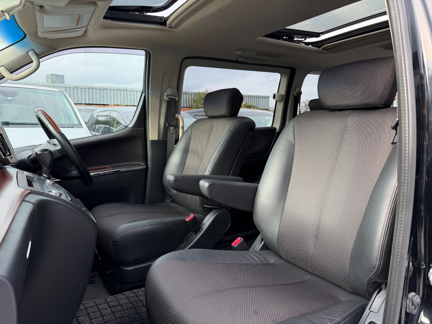 Used Nissan Elgrand 2009 for sale - 76547306: Photo 16