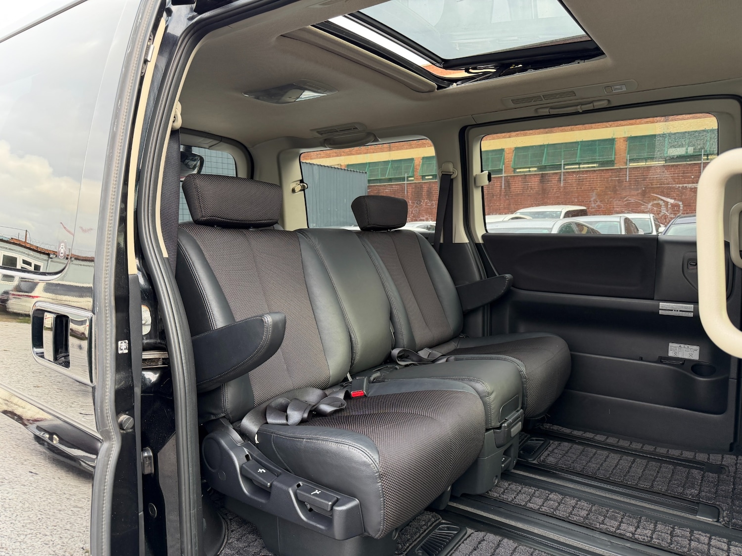 Used Nissan Elgrand 2009 for sale - 76547306: Photo 17