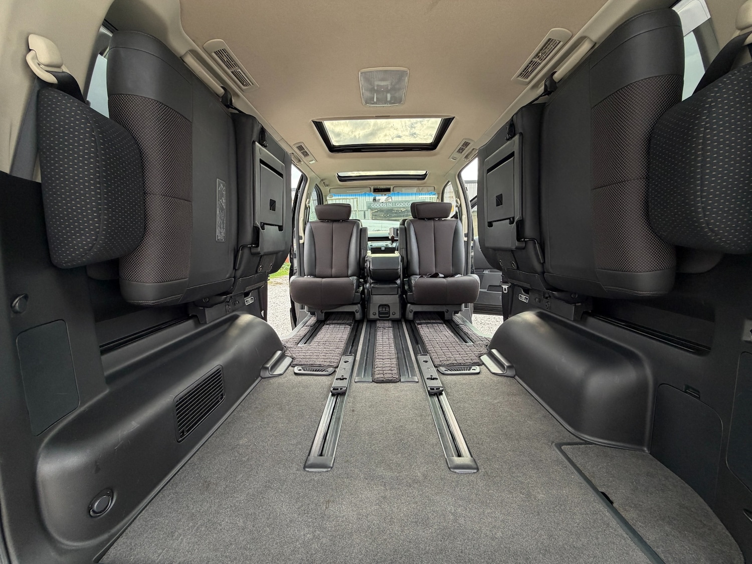 Used Nissan Elgrand 2009 for sale - 76547306: Photo 24