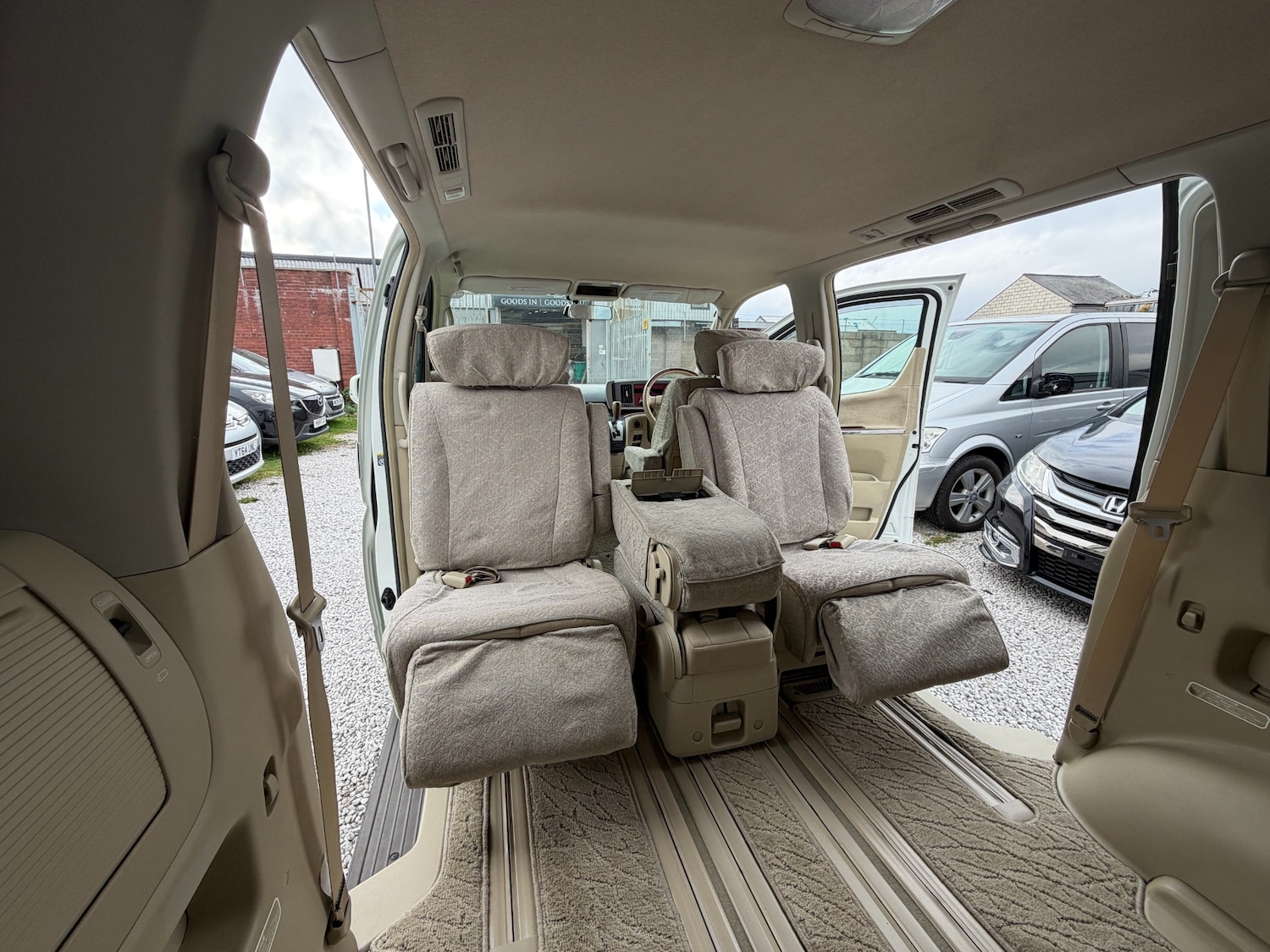 Used Nissan Elgrand 2010 for sale - 76547761: Photo 22