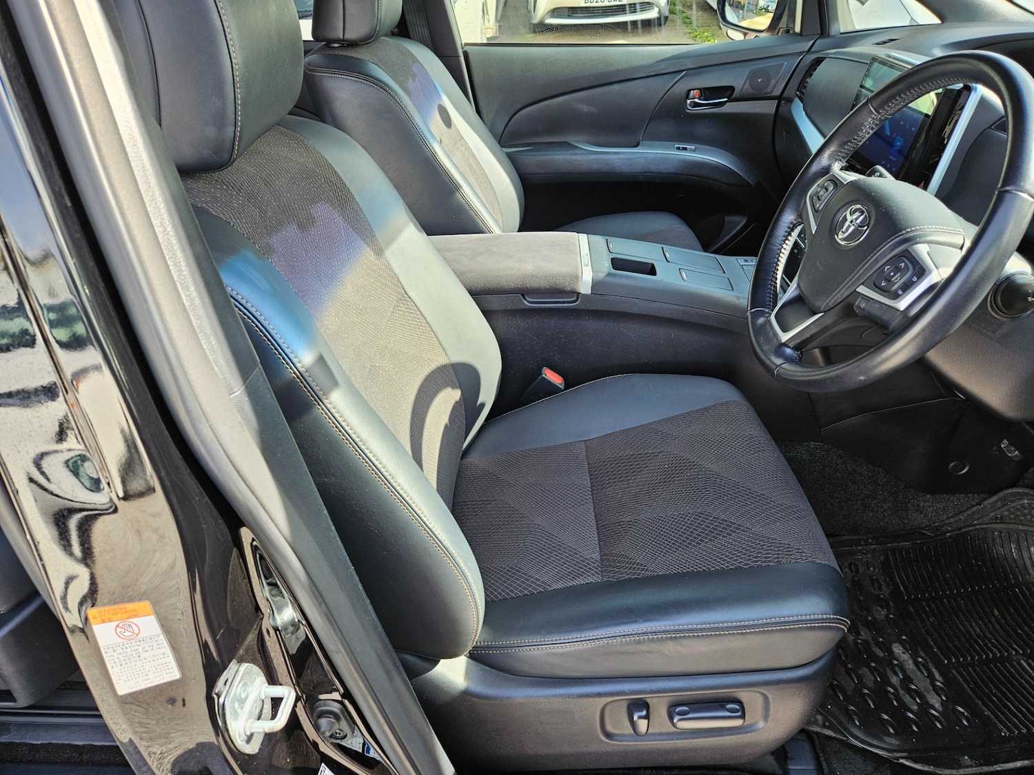 Used Toyota Estima 2017 for sale - 78140517: Photo 24