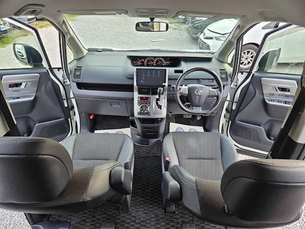 Used Toyota Voxy 2013 for sale - 70960215: Photo 17