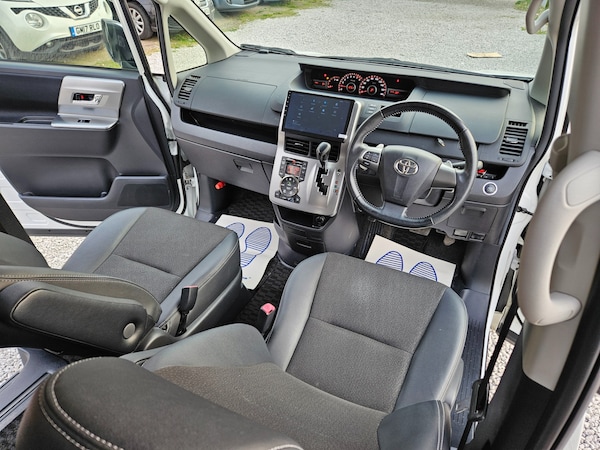 Used Toyota Voxy 2013 for sale - 70960215: Photo 18