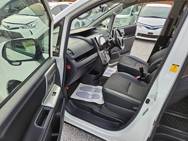 Used Toyota Voxy 2013 for sale - 70960215: Photo 19
