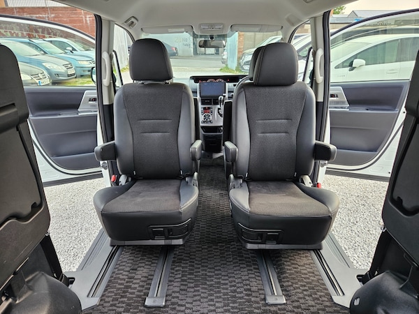 Used Toyota Voxy 2013 for sale - 70960215: Photo 25